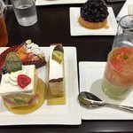 （左上）タルトプリュノー（左下）ビスキュイ オ フリュイ
          （中）ミゼラブル（右）ヴェリーヌピスターシュ
          （奥）タルト フリュイ セゾン