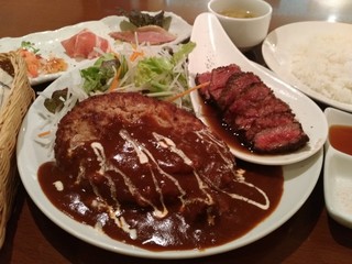 h Ishiyakiomuraisudainingukurobadainingu - ハンバーグとステーキのセット