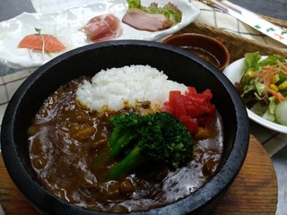 h Ishiyakiomuraisudainingukurobadainingu - 牛スジの石焼カレーライス