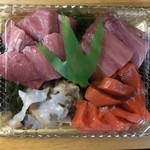 魚楽小川水産 - 刺身（まぐろ、サーモン、つぶ）