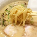 お好み焼き･鉄板焼き 大阪 めっせ熊 - 中太のツルモチ麺