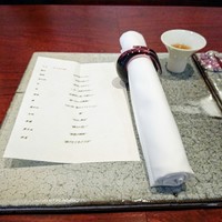 日本料理 TOBIUME - カウンターのセッティング、メニューと蘇生、「野菜達のしずく」、野菜の甘さが溶け込んだお茶