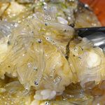 しらす本家 どろめ - 続いて「お好みでごま油もどうぞ」という店員さんのアドバイスをもとに、ちょっぴりごま油をプラスして食べてみると、香ばしくオイリーな風味が加わって中々うまし！