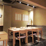 白 - テーブルも満席でした('18.6月中旬夜)