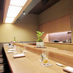 白 - 店内はカウンターとテーブル数台