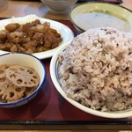 大野城川久保食堂 - ごはんは特大盛、家族3人で食べても残りました