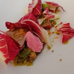 マグロのソテー＆中央にワインビネガーのシャーベット