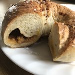 パン&デリ デマージ - キャラメル塩ナッツ カット面