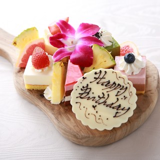 お祝いに大人気 スイーツプレート5種盛り合わせ お好きなメッセージ付き プルメリアカフェ 横浜 カフェ 食べログ
