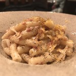 チカノミ - コンビーフのマカロニサラダ 518円。