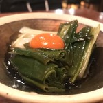 チカノミ - 京都産 九条ねぎのおひたしと卵黄 626円。