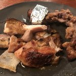 骨付きモモ スパイシー焼き 734円。