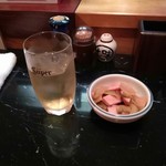 居酒屋一燈 - スーパーニッカ水割りとお通し(ザーサイとベーコンのなんか)