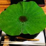 蓮の葉を開くと…とうもろこし豆腐！