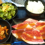 Yakiniku Genki Ichiban - 精華ランチ冷麺以外の写真（ライス、サラダ、キムチ、カルビ肉付き）