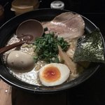 ニューラーメン専門店 玄屋 - 玄屋ラーメン：縮れ、かため、やや薄味、ややこってり