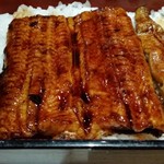 Unagi Toku - 鰻アップ。鰻は蒸しているので、ふわふわ、とろとろ、柔らかいです。