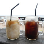 ジバゴ コーヒー ワークス オキナワ - アイスラテ（左）&アメリカーノ（右）