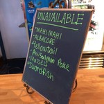 Blue Water Seafood Market & Grill - オーダーカウンター直前の品切れボード。availableだと思っていたら実はunavailable。。。