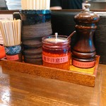 らーめん 鶏喰 - 箸  爪楊枝   ラー油  胡椒