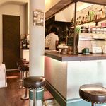 ペルズ コーヒー＆バー - 厨房に向かうカウンター席2