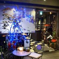 高麗橋桜花 - お店の入口です。 ここは、全面ガラス張りになっています。 中の様子は、よく見えるようになっていますよ。 店前には、テーブルと椅子が置かれており、イタリアンのお店？って感じもします。 和食の枠に留まらず