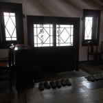 鯨荘 塩町館 - 店内から見た入口