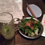 ハンサム食堂 - タイ米生姜酒お湯割りとパクチーサラダ