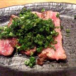 鉄板焼 徳吉 - 薄くスライスしてネギと合わせ醤油で