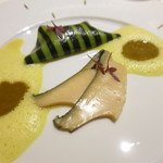 ロオジエ - 千倉産黒鮑のエマンセ　香味野菜と燻製うなぎのラビオリゼブラ　山椒の香り　ターメリック風味のエキューム　鮑の肝入りのソースサバイヨン