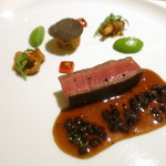 ロオジエ - 熊本産あか牛フィレ肉のロティ　ジロル茸　そうめんかぼちゃ　黒トリュフ　ズッキーニのムースリーヌ　ミント風味　黒オリーブ入りのジュ