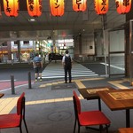 あぶり屋 かっちゃん - 19時でこんなに明るいです　祇園太鼓の音が遠くから聞こえてきます