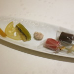 ロオジエ - ミニャルディズのワゴン　3種類のドライフルーツ　数種類のキャラメル　数種類のマシュマロ　アーモンド　ナッツ各種　プレッツェル他色々なミニャ