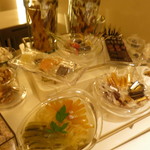 ロオジエ - ミニャルディズのワゴン　3種類のドライフルーツ　数種類のキャラメル　数種類のマシュマロ　アーモンド　ナッツ各種　プレッツェル他色々なミニャ