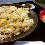 味千ラーメン - 焼きめしは大皿です。味噌汁もたっぷり