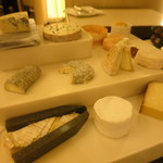 ロオジエ - フロマージュのワゴン　フランス産フロマージュ　30ヶ月熟成コンテ　14種類のフロマージュ　ニューカレドニア産ハチミツ