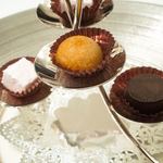 シャトー　ラ・パルム・ドール - 小菓子とカフェノティー
      小菓子 アップ
