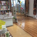 メトロ書店 - 右奥がHKTグッズコーナー