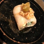 焼き鳥 とりら - 肝刺しを鳥刺しで巻いて更に肝醤油乗せ！美味いに決まってます！