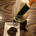 焼き鳥 とりら - 箸休めのスティックサラダ、鶏そぼろが甘辛で最高！