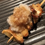 焼き鳥 とりら - 分厚い皮付スネ肉をおろし醤油が絶妙！