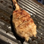 焼き鳥 とりら - 蒸さずに生から焼き上げる捏はセセリがベースで凡ゆる部位を自ら配合して挽いてるそうです。肉汁が迸ります！