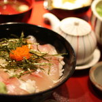 Shusousai Miraku - 日替わりランチの海鮮どんぶり、うどんのセット