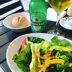 Steak＆Trattoria Carnesio - サラダとパンとハイネケン