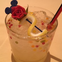 エンパイア・グリル - “ディズニー夏祭り”　スペシャルノンアルコールカクテル　（2018/7/8～9/2：グレープフルーツジュース，アマレットシロップ，トニックウォーター，ベルローズ，スライスレモン，クリスタルビーズ）　１３００円　(2018/07)