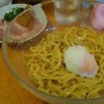 はまんど - 温玉が乗っています。下に醤油がたまっています。