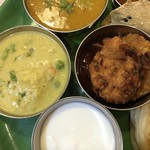 南印度ダイニング - 野菜カレーとパコラ