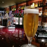 ダイニングダーツバーBee - 暑い外から逃げ込んでビール旨い。