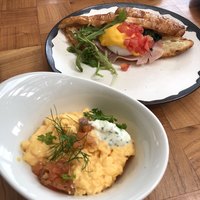 ザ タヴァン グリル＆ラウンジ - 