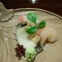 料理屋そうびき - お造り：山口の鯛昆布〆、韓国産アワビの酒蒸し、ボタンエビ